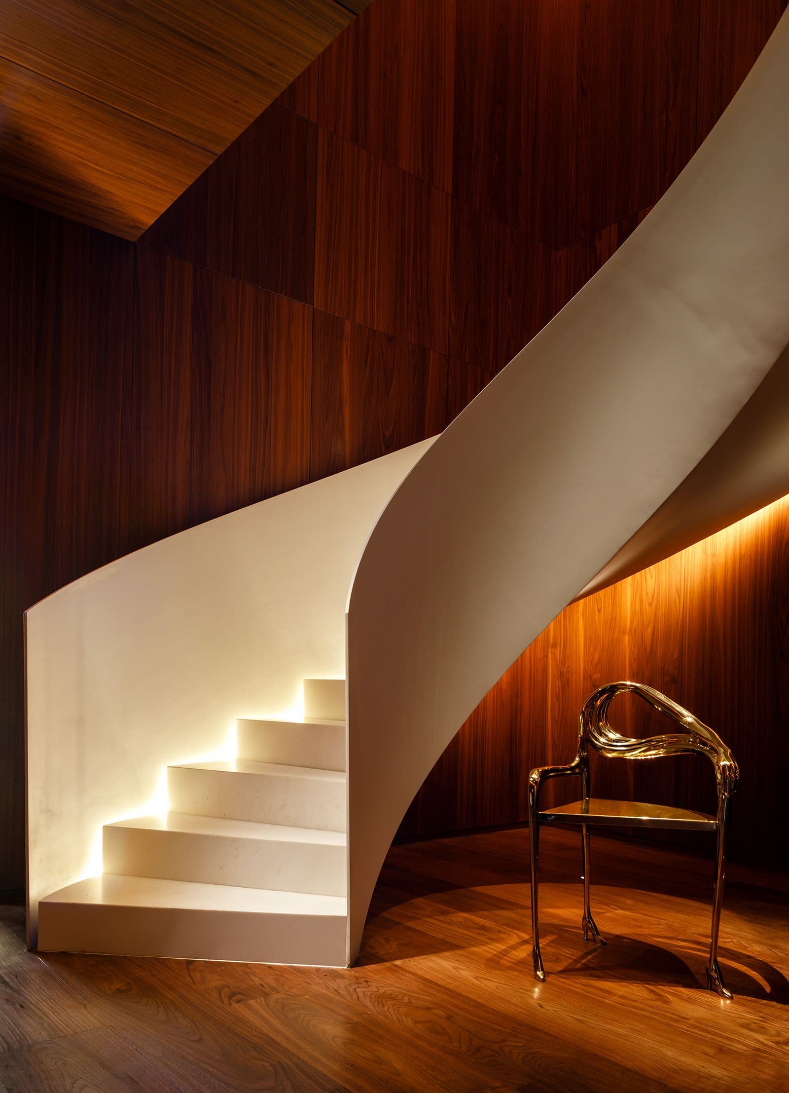 LEDA SCULPTURE-ARMCHAIR