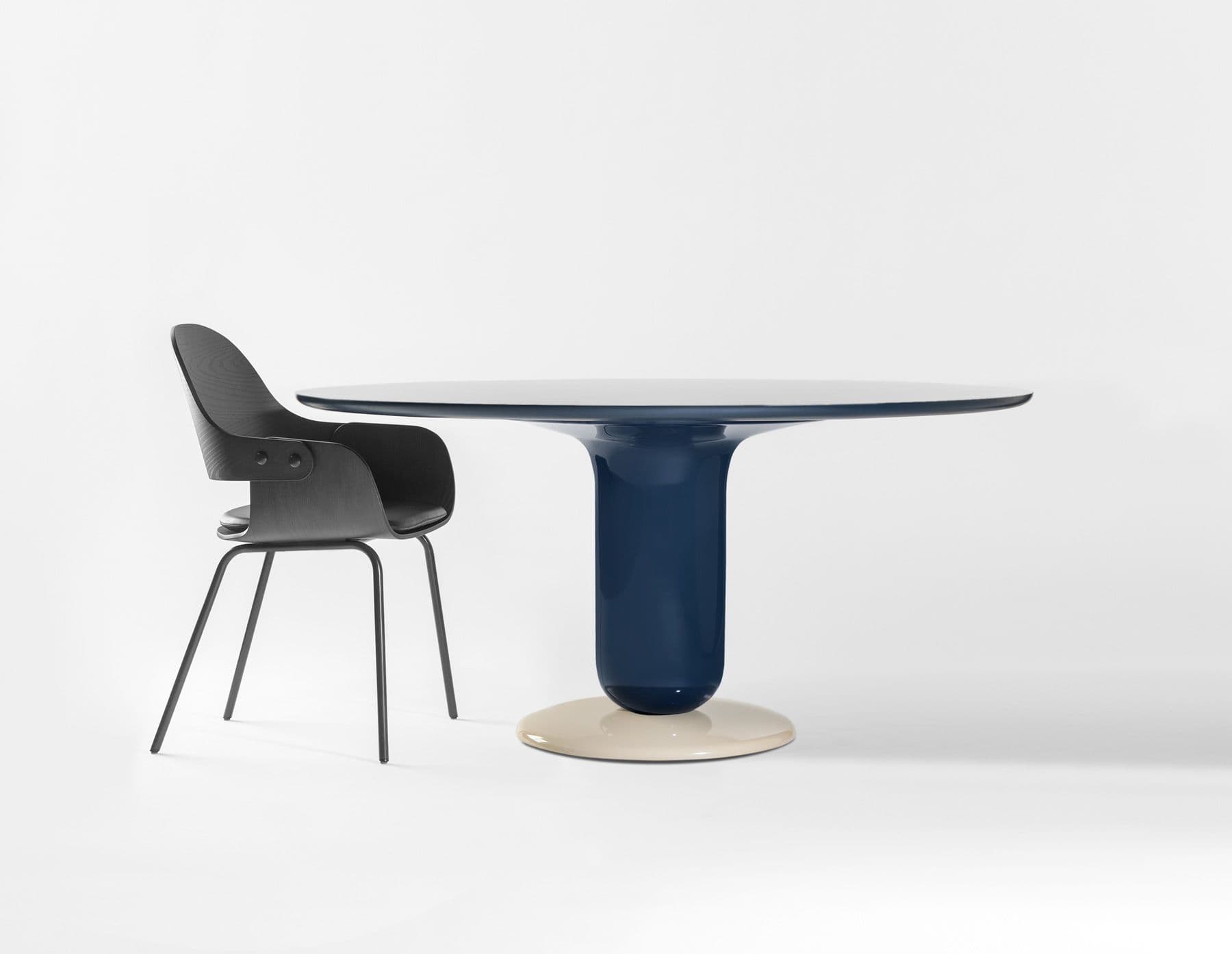 EXPLORER DINING TABLE ROUND